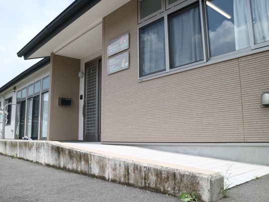 施設外観の明るい日中