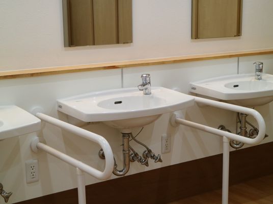 白い洗面台と手すり設置