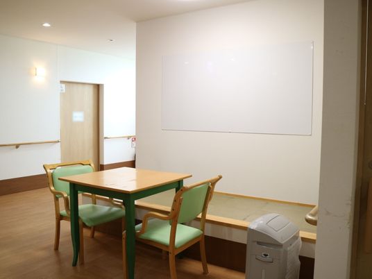 共有スペースのテーブルと椅子