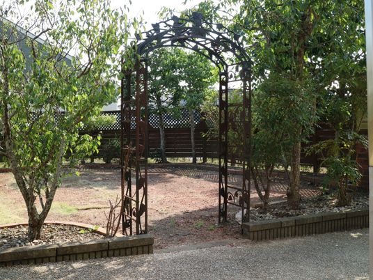 静かな緑のアーチ中庭