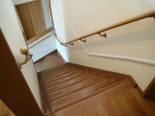 手すり付きの明るい階段