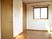 明るい居室の一角
