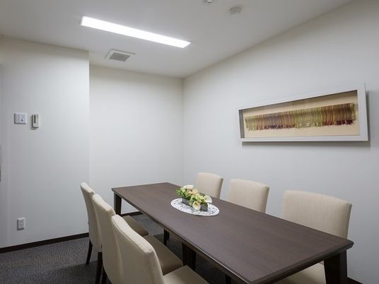 シックな色合いのテーブルと椅子がある小さな部屋の様子。施設内に用意している談話室