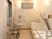 サムネイル 清潔感のあるきれいな浴室に機械浴槽が設置されている。壁には手すりがあり、つかまりながら入浴をすることができる。