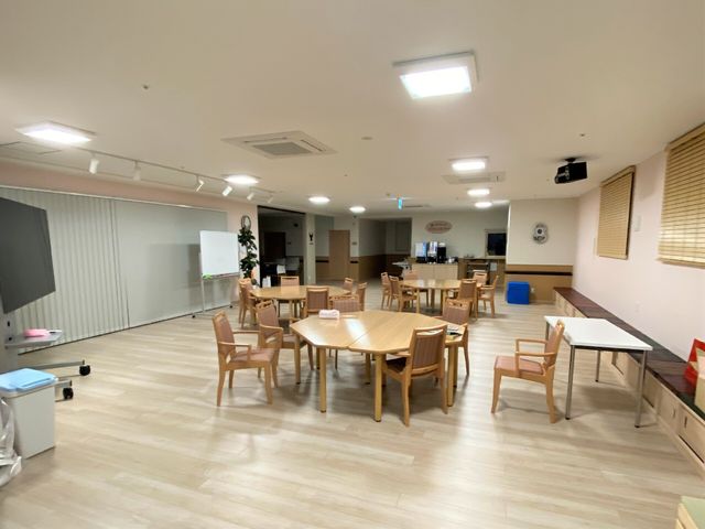 広々とした快適な食堂 食堂 清潔感があり、明るい雰囲気の食堂です。ゆったりとした食事の時間を支援する機能的なスペースが整えられています。
