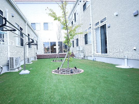 白壁の建物と緑の中庭