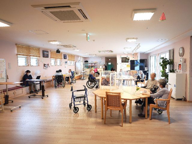 共用スペースの様子 共有スペース 明るい空間で食事や憩いの場を提供しており、様々な活動が行われるダイニングルームです。利用者の皆さまがのんびりと過ごされている様子が伝わります。