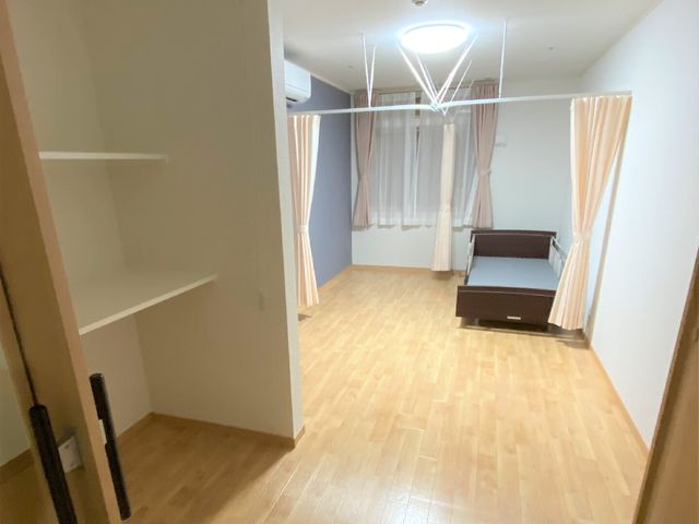 ゆったりした居室の一角 居室 広々とした落ち着いた雰囲気のお部屋です。個々の生活スタイルに合わせた空間づくりが可能です。