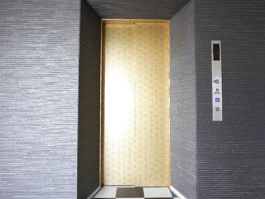 和装調のエレベーター入口