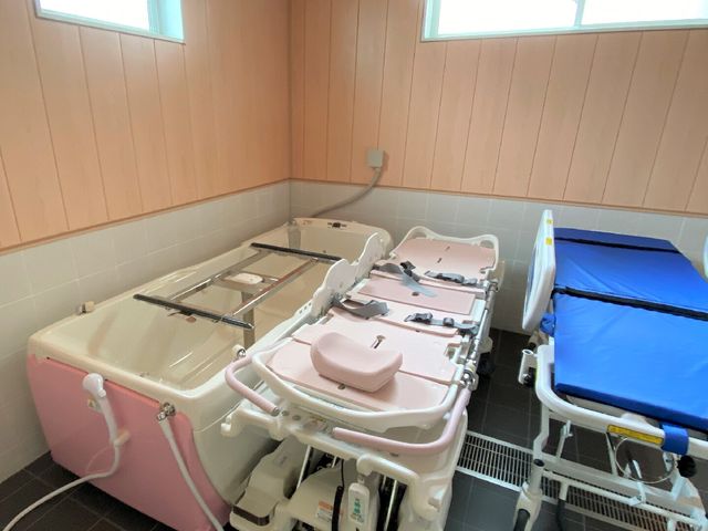 バリアフリー設計の浴室 浴室 床の滑りにくい素材や手すりが整った安心の浴室です。最新鋭の設備が、利用者様の快適な入浴をサポートします。