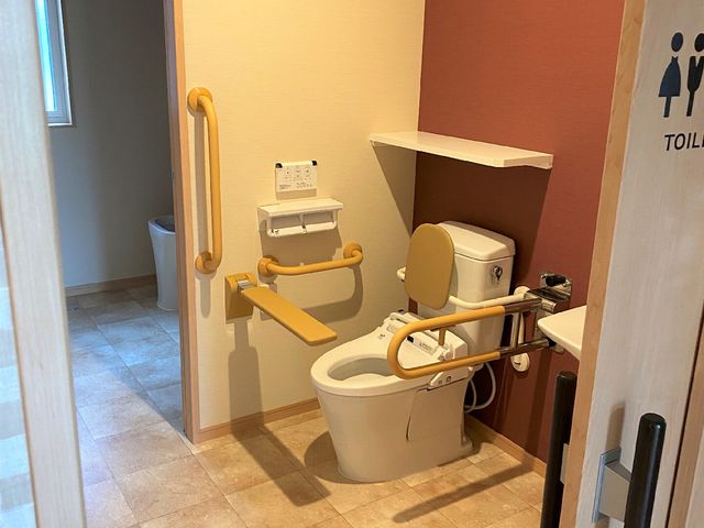 バリアフリー設計のトイレ トイレ 手すり付きで安全なトイレ空間です。利用者の自立を支援し、安心して日常生活を送れる環境が整っています。