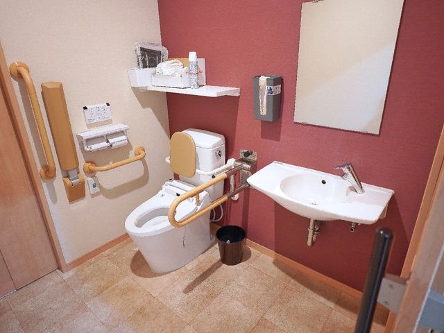 バリアフリートイレ設備 トイレ 安全かつ快適にご利用いただけるよう、手すりが設置されたトイレ空間です。清潔感があり、使いやすさが考慮されています。