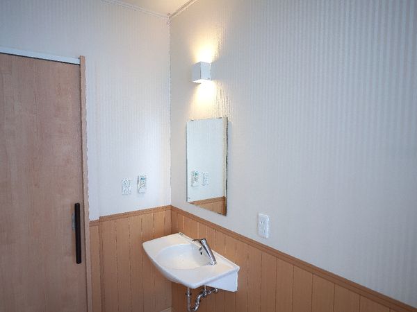 洗面台と鏡のある部屋