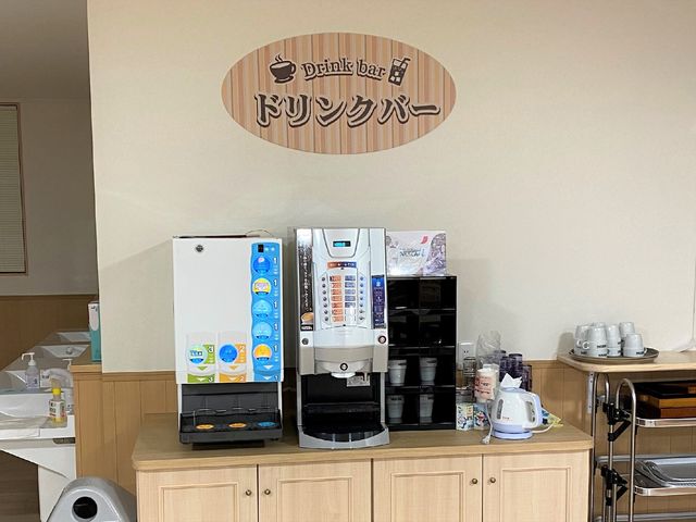 ドリンクバーカウンター ドリンクバー 自由に利用できるドリンクバーコーナーです。暖かいコーヒーや冷たいジュースをいつでもお好きなときに味わうことができます。