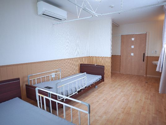 介護ベッド、エアコンが設置されている居室