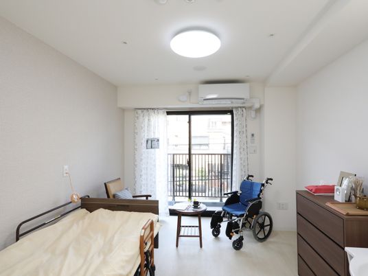 清潔な居室と車椅子