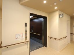 廊下とエレベーター