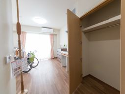 明るい空間の居室内部