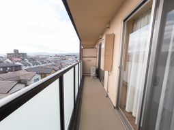 市街を望む広々バルコニー