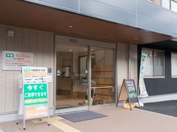 明るい建物のエントランス