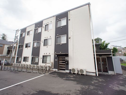 白黒モダンな建物外観