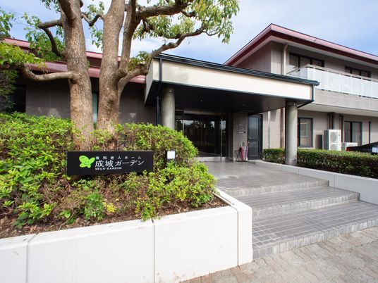 緑に囲まれた建物エントランス