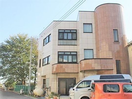 明るい日差しの施設外観