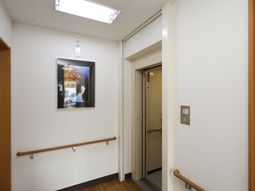 廊下の手すりと絵画