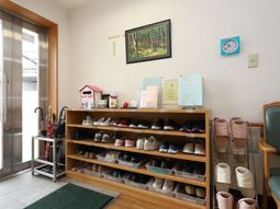 靴置き場と掲示物がある空間