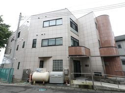 多階層の建物の外観