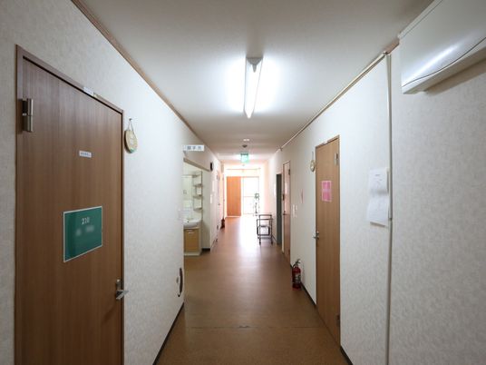明るい通路の風景