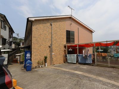 レンガ造りの建物外観