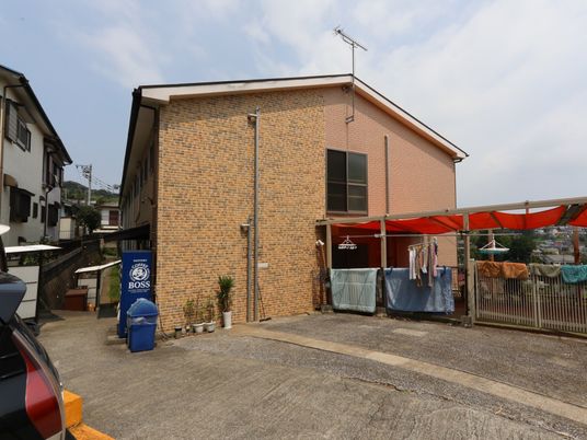 レンガ造りの建物外観