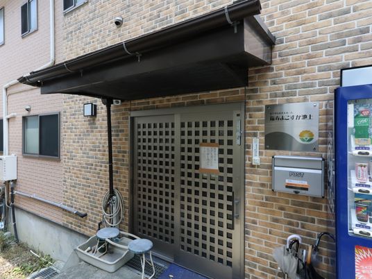 レンガの壁と玄関