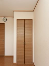 シンプルな木製クローゼット