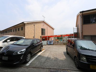 駐車場と建物の外観