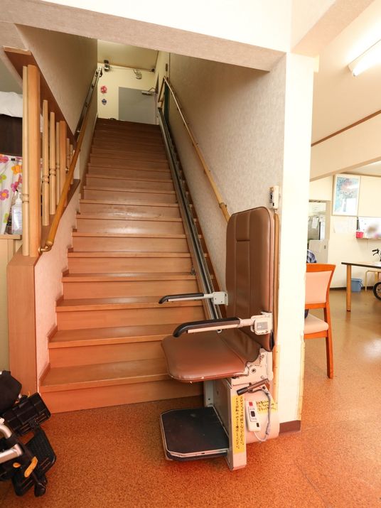 階段横のスロープリフト設置