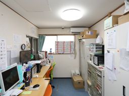 事務室のデスクと棚