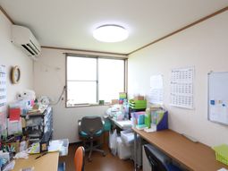 明るい日差しの職員室