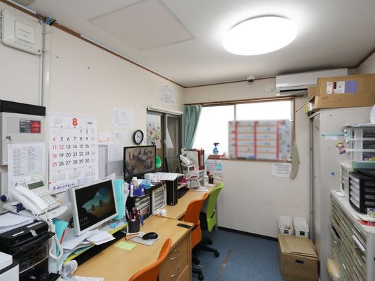 日付のカレンダーと机のある部屋