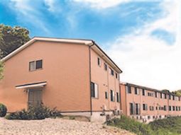 明るい外観の建物
