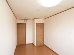 明るい壁色の居室