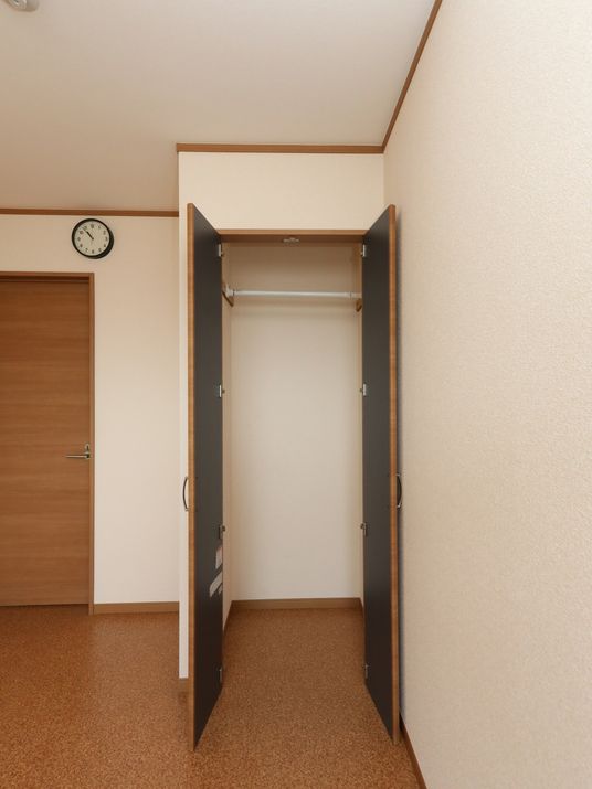 空のクローゼットと時計