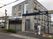 建物の正面エントランス