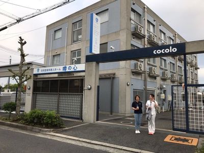 建物の正面エントランス