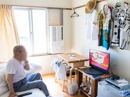居室に座る人とテレビ