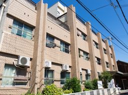 明るい日差しの建物外観