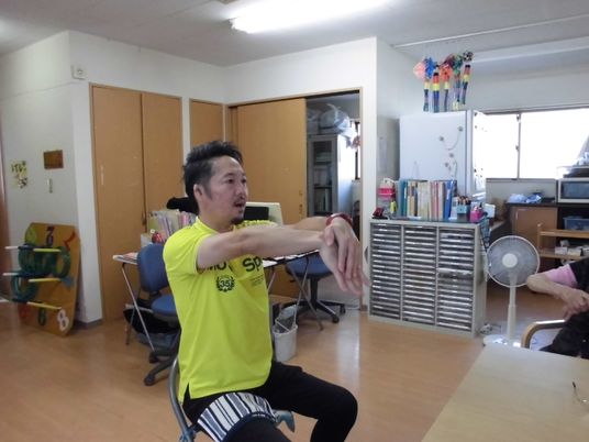 機能訓練をする人々