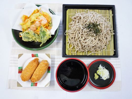 多様な食事の膳