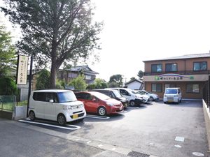施設の明るい外観